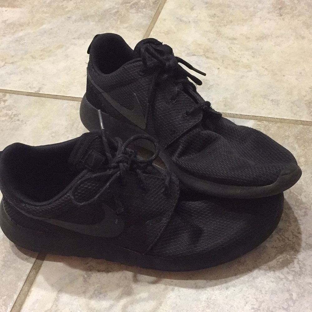 Nike Roshe One - Women’s all black